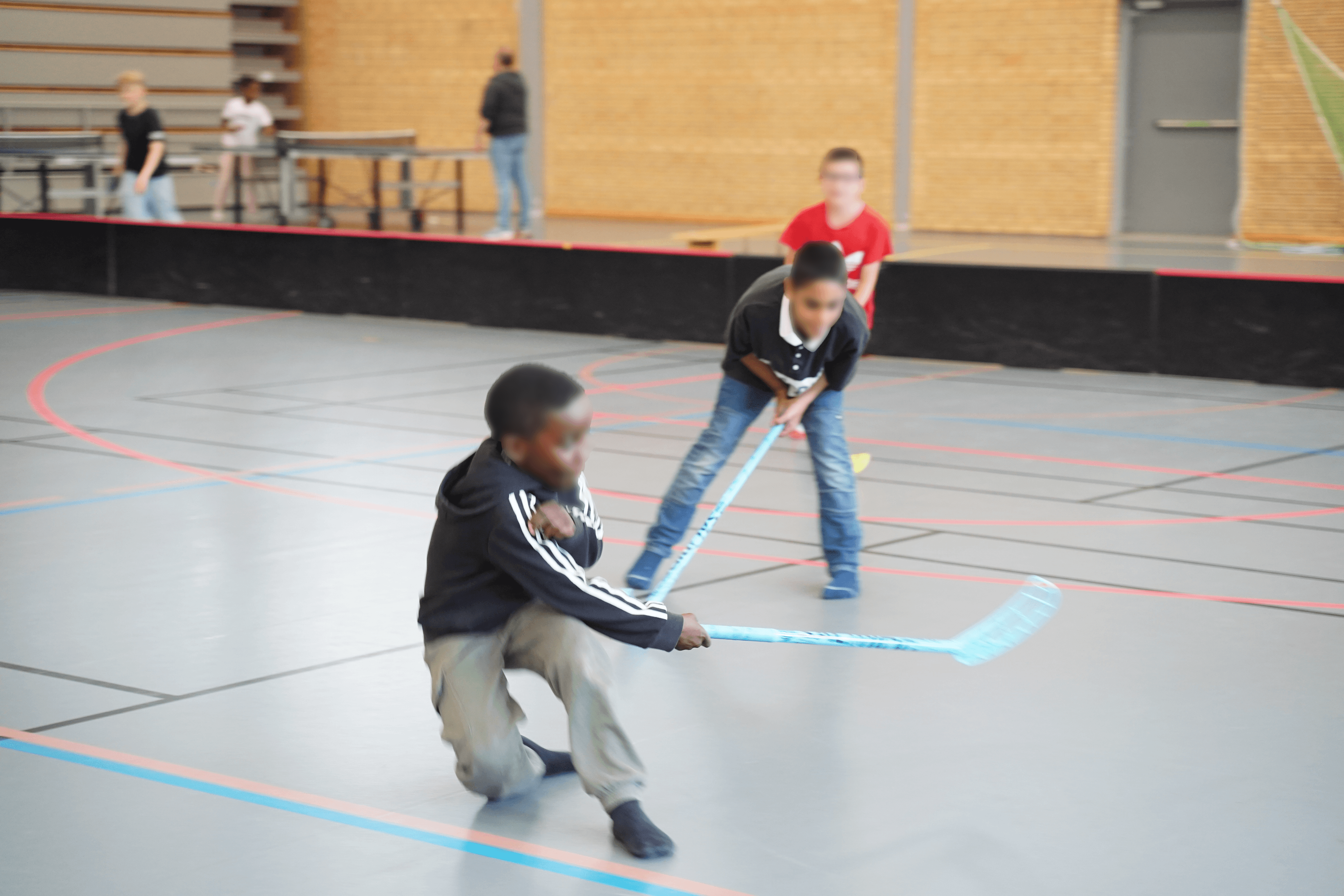 Barn som spelar fotboll under Kliv lovaktivitet